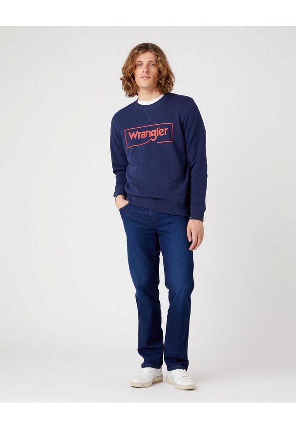 Wrangler - WRANGLER FRAME LOGO CREW MĘSKA BLUZA KLASYCZNA NADRUK NAVY W662HA114 112320240. Okazja: na co dzień. Materiał: jeans, bawełna. Długość rękawa: długi rękaw. Długość: długie. Wzór: nadruk. Styl: klasyczny, casual
