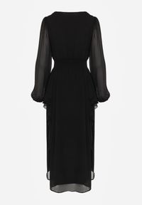 Renee - Czarna Rustykalna Sukienka Wieczorowa z Falbanami i Marszczeniem w Talii Himereanes. Typ kołnierza: kołnierz z falbankami. Kolor: czarny. Materiał: tkanina. Wzór: gładki, aplikacja. Typ sukienki: rozkloszowane. Styl: wizytowy #5