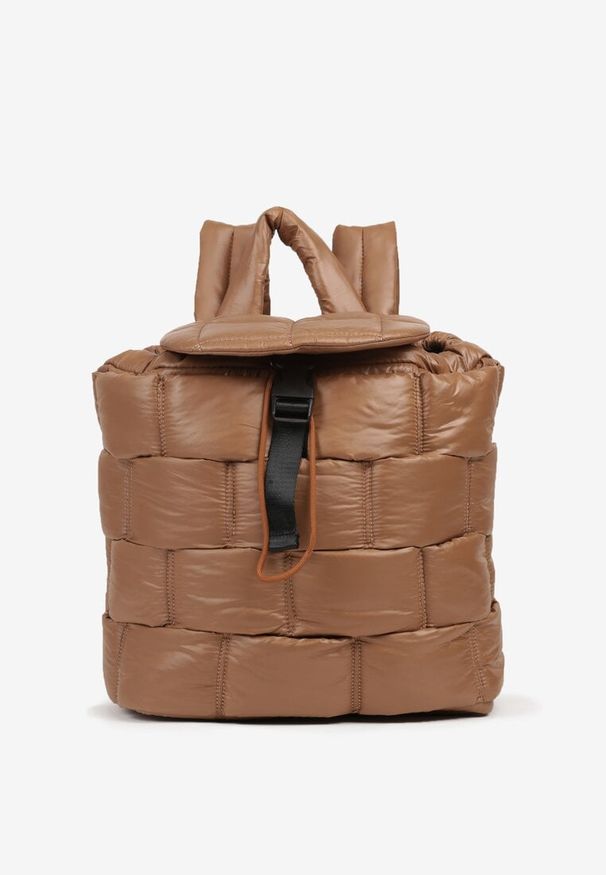 Renee - Beżowy Plecak z Klapą i Ściągaczem Zdobiony Pikowaniem 3D Revitta. Kolor: beżowy. Materiał: jeans, dzianina. Wzór: aplikacja. Styl: casual