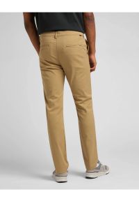 Lee - LEE MĘSKIE SPODNIE MATERIAŁOWE LEE SLIM CHINO CLAY L71LTY60 112324935. Materiał: materiał