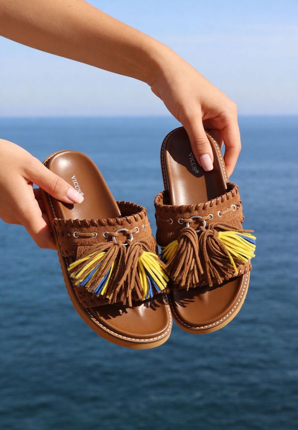 Born2be - Brązowe Płaskie Klapki Boho VICES z Imitacji Zamszu Zdobione Frędzlami Krili. Okazja: na co dzień, na spacer. Kolor: brązowy. Materiał: zamsz. Wzór: aplikacja. Sezon: lato. Obcas: na płaskiej podeszwie. Styl: boho