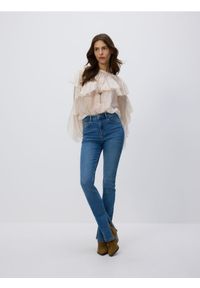 Reserved - Jeansy slim fit z rozcięciem - niebieski. Kolor: niebieski