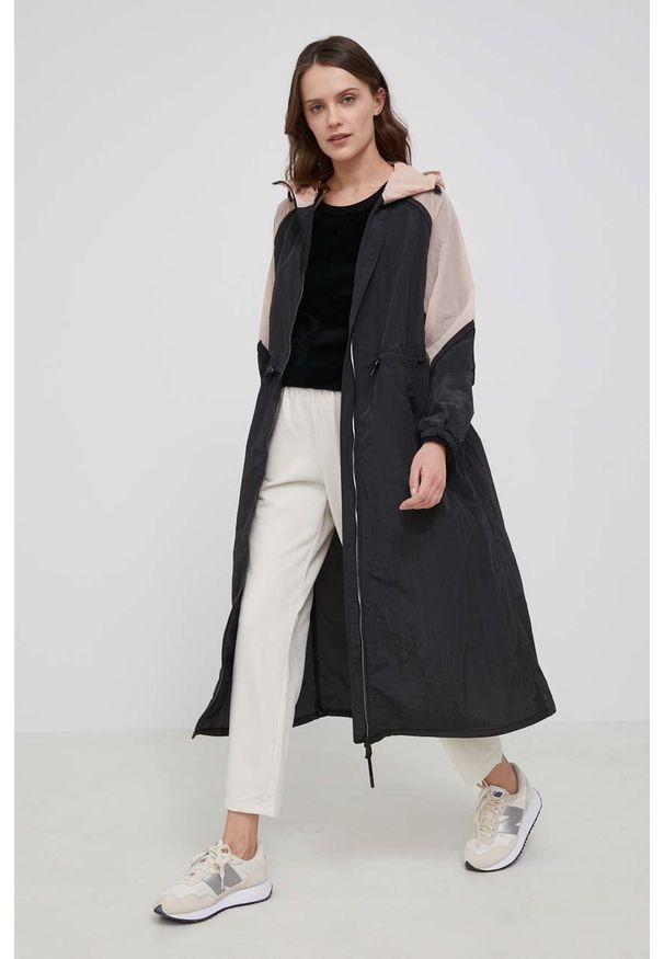 Woolrich kurtka damska kolor czarny przejściowa. Kolor: czarny. Materiał: materiał. Długość rękawa: raglanowy rękaw