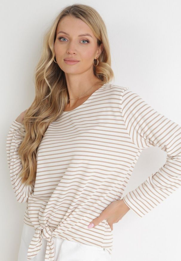 Born2be - Beżowa Bluzka z Ozdobnym Wiązaniem i Długimi Rękawami z Bawełny Marlis. Okazja: na co dzień. Kolor: beżowy. Materiał: bawełna. Długość rękawa: długi rękaw. Długość: długie. Wzór: paski. Styl: casual
