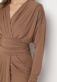 Born2be - Brązowa Sukienka Kopertowa z Wiskozą Zdobiona Marszczeniem Edivana. Kolor: brązowy. Materiał: wiskoza. Wzór: aplikacja. Typ sukienki: kopertowe. Styl: klasyczny, elegancki #4