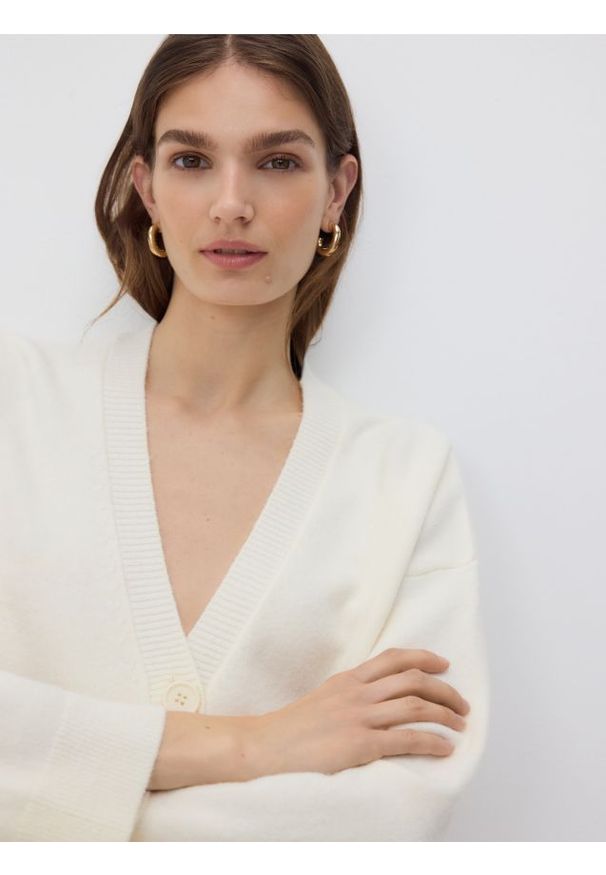 Reserved - Rozpinany kardigan - kremowy. Kolor: kremowy. Materiał: dzianina, wełna