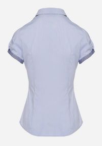 Born2be - Niebieska Klasyczna Koszula z Krótkim Rękawem i Bawełną Ozdobiona Lamówką Jemvia. Okazja: na co dzień, do pracy, na spotkanie biznesowe. Kolor: niebieski. Materiał: bawełna. Długość rękawa: krótki rękaw. Długość: krótkie. Wzór: aplikacja. Styl: klasyczny #3