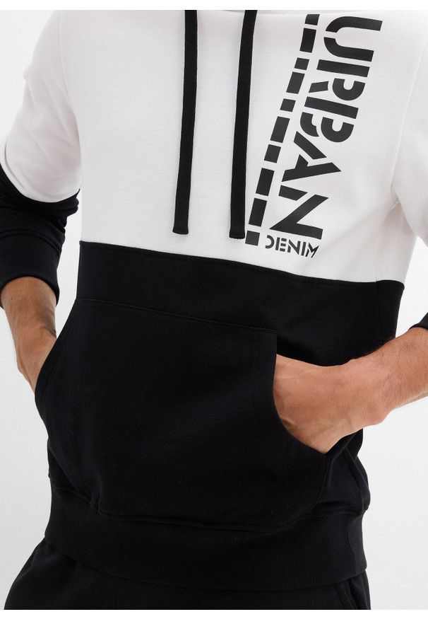 bonprix - Bluza z kapturem slim fit. Typ kołnierza: kaptur. Kolor: czarny. Wzór: nadruk. Styl: sportowy