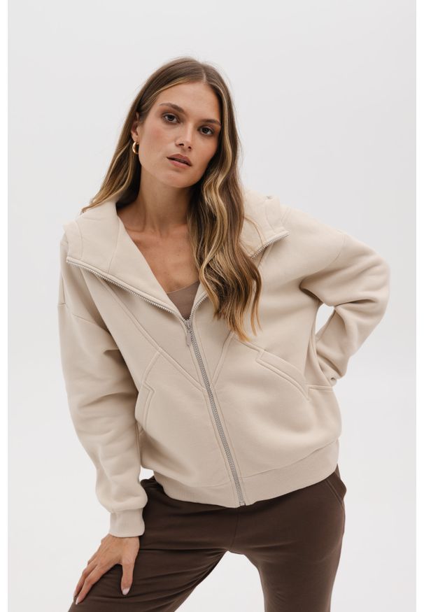 BLUZA CHLOE PIASKOWA M - Flawless. Materiał: poliester, bawełna. Wzór: geometria. Styl: sportowy, elegancki