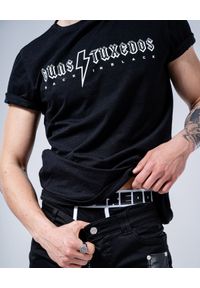 GUNS & TUXEDOS - Czarny t-shirt z logo Back Black. Kolor: czarny. Materiał: jeans, bawełna. Wzór: nadruk. Styl: rockowy #3