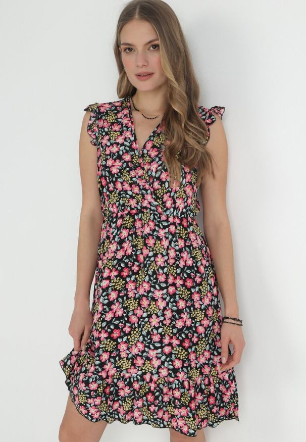 Born2be - Czarna Rozkloszowana Sukienka z Wiskozy w Kwiaty Evalis. Kolor: czarny. Materiał: wiskoza. Wzór: kwiaty. Sezon: lato