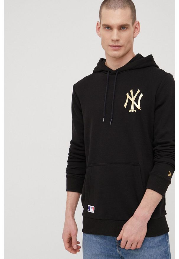 New Era bluza męska kolor czarny z kapturem z nadrukiem. Typ kołnierza: kaptur. Kolor: czarny. Wzór: nadruk