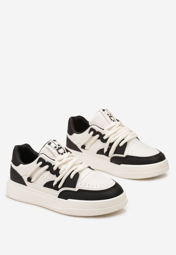 Born2be - Czarno-Białe Sneakersy z Ozdobnym Sznurowaniem i Naszywką z Pandą Velwisa. Kolor: czarny. Wzór: aplikacja