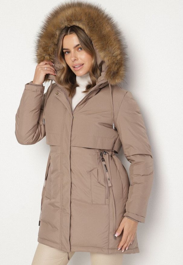 Born2be - Ciemnobeżowa Casualowa Kurtka Parka z Kapturem z Futerkiem Nallorea. Okazja: na co dzień. Typ kołnierza: kaptur. Kolor: beżowy. Materiał: futro. Styl: casual
