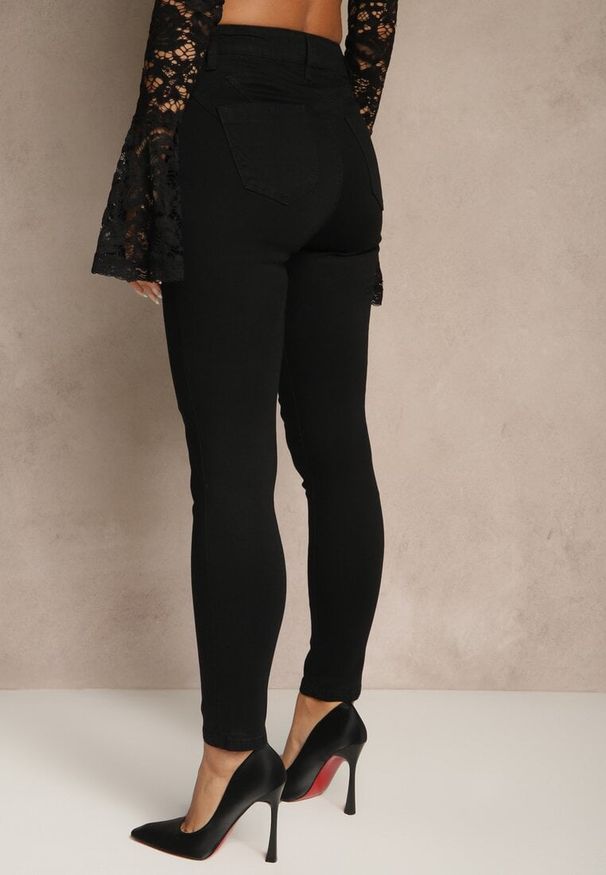 Renee - Czarne Spodnie Skinny Regular Waist Mandria. Okazja: na randkę, na co dzień. Kolor: czarny. Styl: casual, elegancki