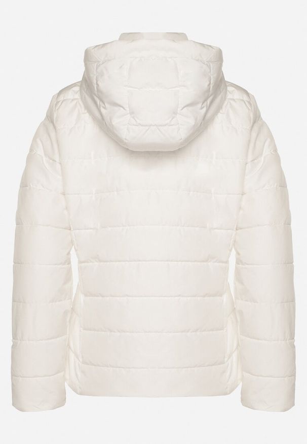 Born2be - Biała Kurtka Przejściowa z Kapturem i Ozdobnym Pikowaniem Cilvessa. Okazja: na co dzień, na spacer. Typ kołnierza: kaptur. Kolor: biały. Materiał: poliester, jeans. Styl: casual, elegancki, klasyczny