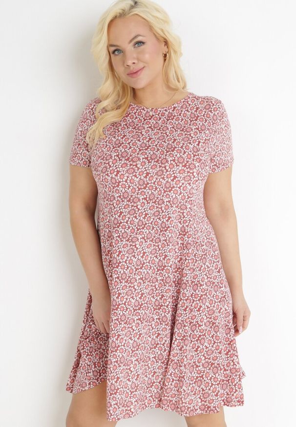 Born2be - Ciemnoróżowa Trapezowa Sukienka Mini w Kwiatowy Wzór Aganis. Kolor: różowy. Materiał: materiał. Długość rękawa: krótki rękaw. Wzór: kwiaty. Typ sukienki: trapezowe. Długość: mini
