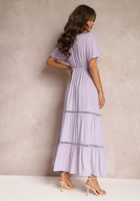 Renee - Fioletowa Rozkloszowana Sukienka Maxi z Gumką w Talii i Koronkowym Dekoltem Cheteia. Kolor: fioletowy. Materiał: koronka. Sezon: lato, wiosna. Długość: maxi