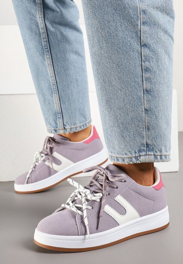 Renee - Fioletowe Sneakersy Ozdobione Geometrycznym Motywem Telindrela. Okazja: na co dzień. Kolor: fioletowy. Materiał: jeans. Wzór: aplikacja, geometria