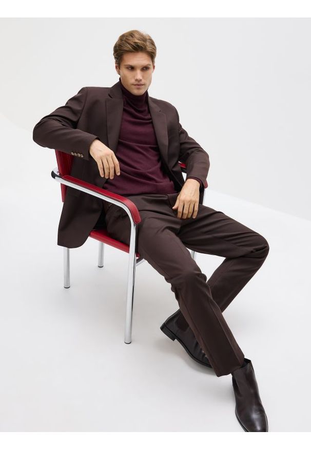 Reserved - Golf z wiskozą - bordowy. Typ kołnierza: golf. Kolor: czerwony. Materiał: wiskoza