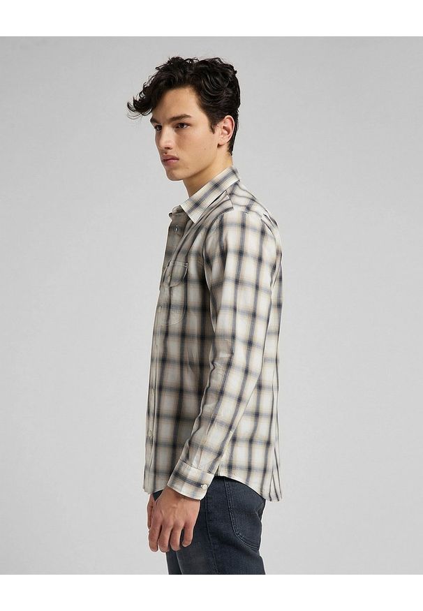 Lee - MĘSKA KOSZULA MATERIAŁOWA LEE WORKER SHIRT SERVICE SAND L68HKLOY 112117135. Materiał: materiał