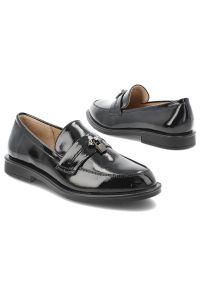 Mokasyny damskie Filippo, lakierowane loafersy na niskim obcasie z eleganckim paskiem i metalową ozdobą, czarne, DP7751/26. Okazja: na co dzień, na spotkanie biznesowe, do pracy. Zapięcie: pasek. Kolor: czarny. Materiał: lakier. Wzór: aplikacja. Obcas: na obcasie. Styl: elegancki. Wysokość obcasa: niski #2