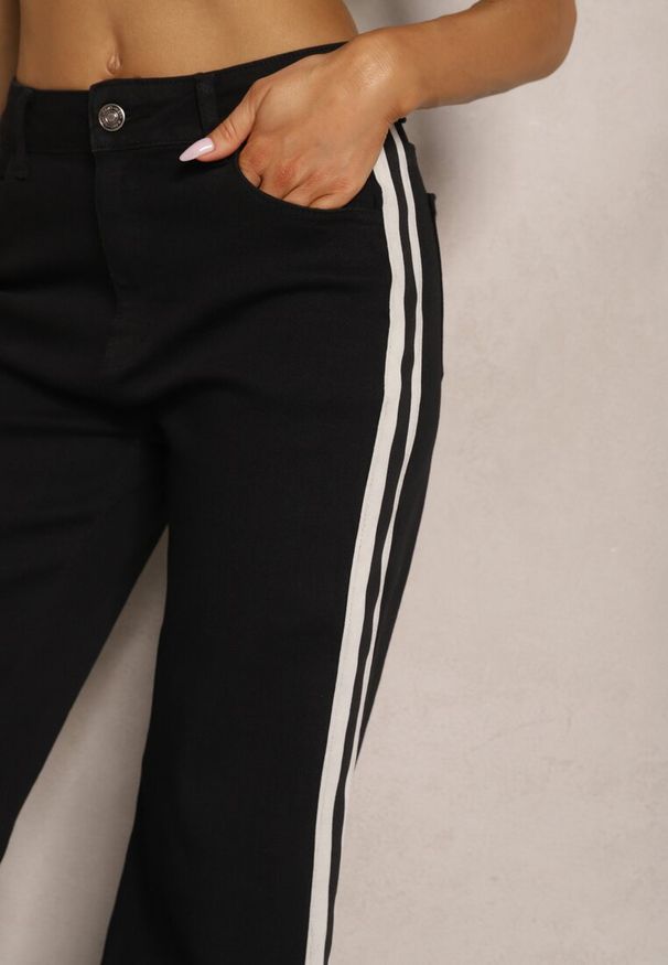 Renee - Czarne Jeansy High Waist o Szerokim Kroju z Ozdobnymi Lampasami Ulivira. Okazja: na co dzień. Stan: podwyższony. Kolor: czarny. Styl: casual, elegancki