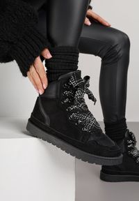 Renee - Czarne Sneakersy Ozdobione Sznurówkami w Geometryczny Wzór Avoslia. Okazja: na co dzień. Kolor: czarny. Materiał: jeans. Wzór: geometria, aplikacja