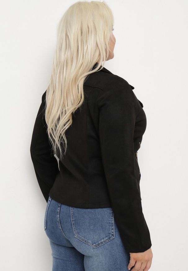 Born2be - Czarna Kurtka Ramoneska z Imitacji Zamszu z Asymetrycznym Suwakiem Maisen. Kolekcja: plus size. Kolor: czarny. Materiał: zamsz