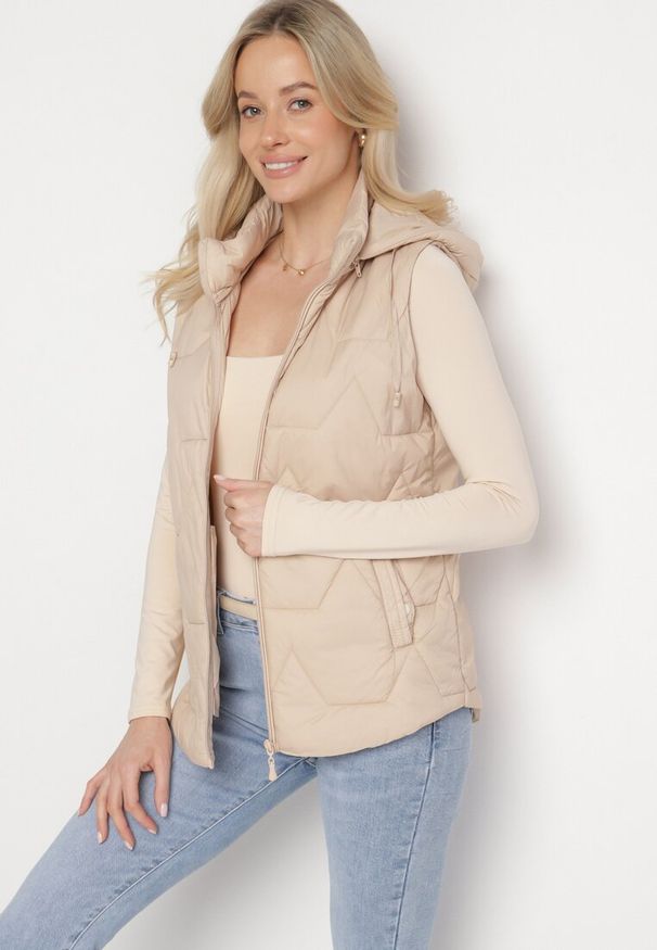 Born2be - Ciemnobeżowa Kamizelka z Geometrycznym Pikowaniem i Kapturem Koridi. Okazja: na spacer, na co dzień. Kolor: beżowy. Materiał: jeans. Wzór: geometria. Styl: casual, sportowy, klasyczny