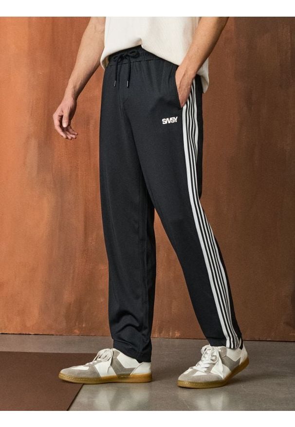 Sinsay - Sportowe spodnie z lampasem SNSY PERFORMANCE - czarny. Kolor: czarny. Styl: sportowy
