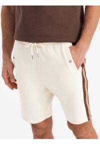 Ombre Clothing - Dresowe męskie szorty z lampasami i ściągaczem w pasie – kremowe V3 - Rozmiar: XL. Okazja: na co dzień. Kolor: kremowy. Materiał: dresówka. Wzór: aplikacja. Styl: retro, casual