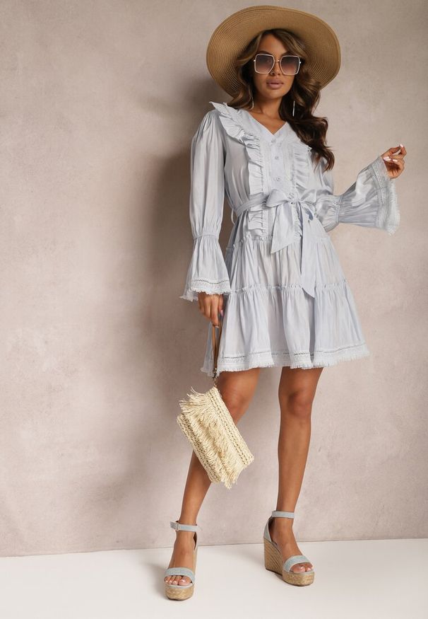 Renee - Niebieska Mini Sukienka o Rozkloszowanym Kroju z Falbankami i Materiałowym Paskiem w Talii Fiorfa. Typ kołnierza: kołnierz z falbankami. Kolor: niebieski. Materiał: materiał. Sezon: wiosna, lato. Typ sukienki: sportowe. Styl: sportowy, elegancki. Długość: mini