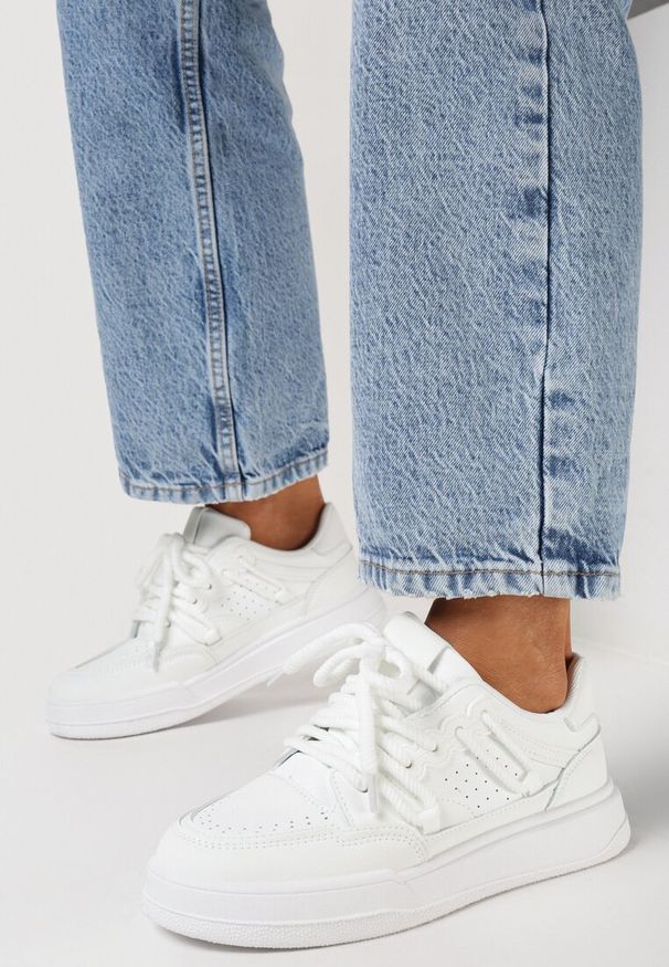 Born2be - Białe Sneakersy Rilvora. Nosek buta: okrągły. Zapięcie: sznurówki. Kolor: biały. Materiał: materiał. Obcas: na obcasie. Wysokość obcasa: niski