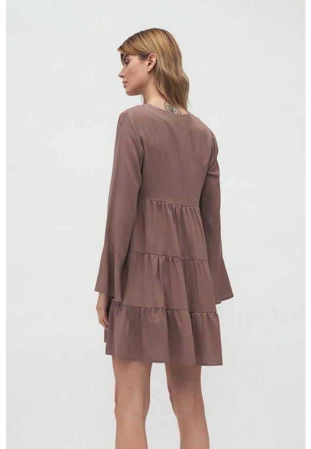 Nife - Sukienka wiskozowa w kolorze mocca z falbaną w stylu boho. Materiał: wiskoza. Styl: boho