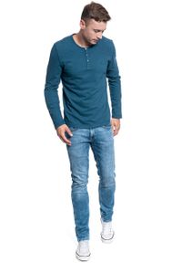 Mustang - MĘSKI LONGSLEEVE MUSTANG ANTON C HENLEY 1009959 5243. Typ kołnierza: typu henley. Kolor: niebieski. Długość rękawa: długi rękaw #7