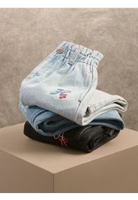 Reserved - Jeansy baggy z haftem - niebieski. Kolor: niebieski. Wzór: haft