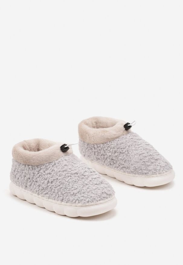 Renee - Szare Kapcie Vices z Futerkiem i Dodatkowym Ściągaczem Calavina. Okazja: do domu, na co dzień. Kolor: szary. Materiał: futro. Styl: elegancki, casual