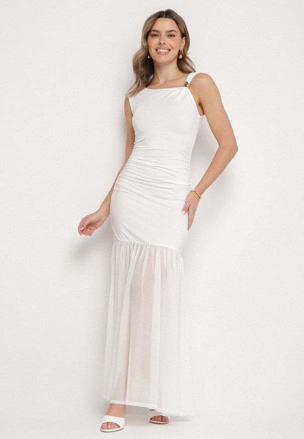 Born2be - Biała Koktajlowa Sukienka z Wiskozą Ozdobiona Marszczeniem Galapina. Okazja: na imprezę. Kolor: biały. Materiał: wiskoza. Wzór: aplikacja. Styl: wizytowy