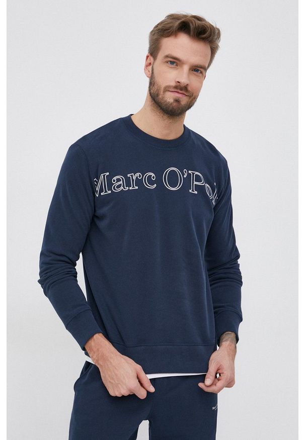 Marc O'Polo Bluza bawełniana męska kolor granatowy z nadrukiem. Okazja: na co dzień. Typ kołnierza: polo. Kolor: niebieski. Materiał: bawełna. Wzór: nadruk. Styl: casual