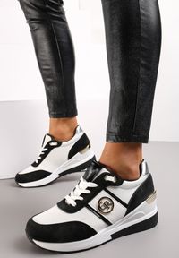 Renee - Czarne Brokatowe Sneakersy na Koturnie z Metalicznym Zdobieniem Laaksona. Kolor: czarny. Wzór: aplikacja. Obcas: na koturnie #5