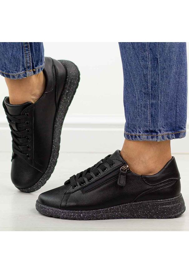 Czarne skórzane półbuty damskie Jezzi 138. Okazja: na co dzień. Zapięcie: sznurówki. Kolor: czarny. Materiał: skóra. Szerokość cholewki: normalna. Sezon: wiosna, jesień, lato. Styl: casual, elegancki, klasyczny