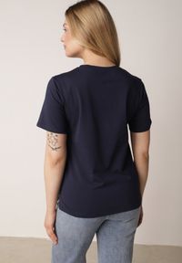 Born2be - Granatowy T-shirt z Bawełny z Dłuższym Tyłem i Rozcięciami po Bokach Cordalea. Okazja: na co dzień. Kolor: niebieski. Materiał: bawełna. Długość: długie. Styl: casual, elegancki #2