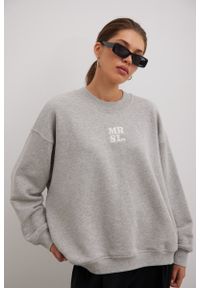 Marsala - Bluza typu oversize z HAFTEM w kolorze GREY MELANGE - GEMINI. Materiał: poliester, jeans, dzianina, bawełna, dresówka. Wzór: haft. Sezon: zima, lato, jesień, wiosna. Styl: klasyczny