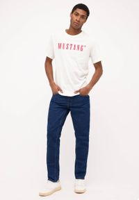 Mustang - Męski T-Shirt Koszulka MUSTANG Style Austin Cannoli Cream 1014695 2084. Okazja: na co dzień. Kolekcja: plus size. Materiał: jeans, bawełna. Wzór: aplikacja. Styl: casual, klasyczny, elegancki #4