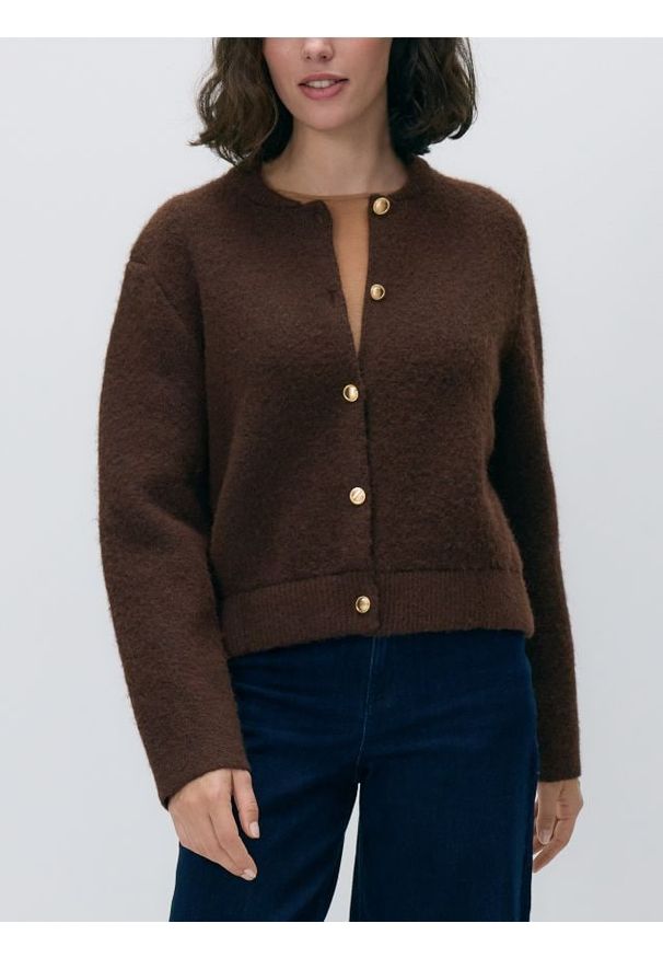 Reserved - Kardigan z dekoracyjnymi guzikami - brązowy. Kolor: brązowy. Materiał: dzianina, wełna, wiskoza