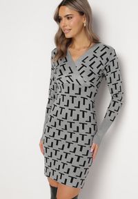Born2be - Szara Dzianinowa Sukienka Kopertowa w Geometryczny Wzór Lillne. Typ kołnierza: dekolt w serek. Kolor: szary. Materiał: dzianina. Długość rękawa: długi rękaw. Wzór: geometria. Typ sukienki: kopertowe. Styl: klasyczny #1