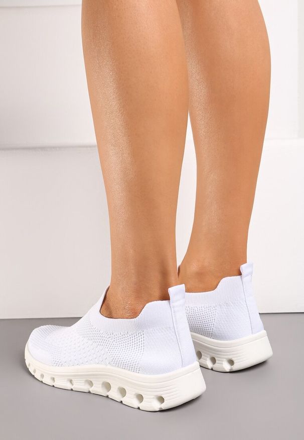 Renee - Białe Wsuwane Buty Sportowe z Elastyczną Cholewką do Kostki Asigruna. Zapięcie: bez zapięcia. Kolor: biały. Szerokość cholewki: normalna