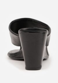 Renee - Czarne Klapki Japonki na Koturnie z Zabudowaną Cholewką Humbledane. Kolor: czarny. Materiał: materiał. Sezon: lato. Obcas: na koturnie. Styl: elegancki #2