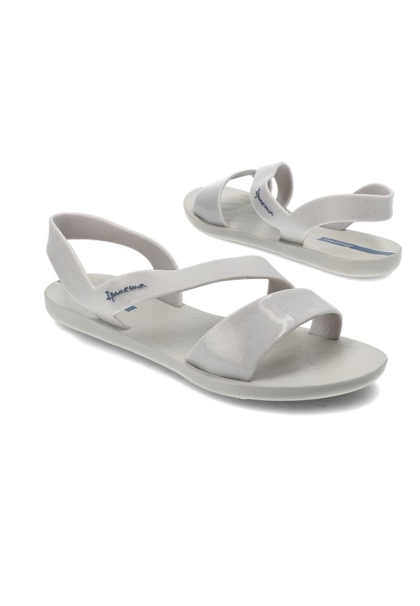 Srebrne Sandały Ipanema Wsuwane Obuwie Damskie. Okazja: na spacer, na plażę, na co dzień. Zapięcie: bez zapięcia. Kolor: srebrny. Materiał: materiał. Wzór: paski. Sezon: lato. Styl: elegancki, casual